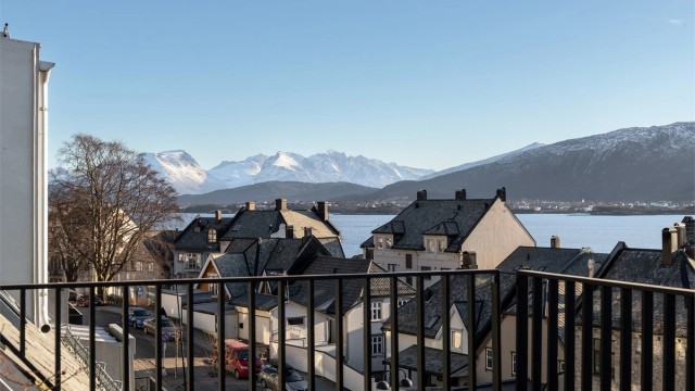 Nydelig utsikt fra terrassen. Solfra 9 om morgene til 19-20 tida på kvelden