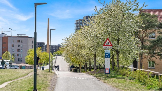 Tur- og sykkelvei mot sentrum fra Groruddalen, Grefsenkollen og Østmarka passerer like utenfor.
