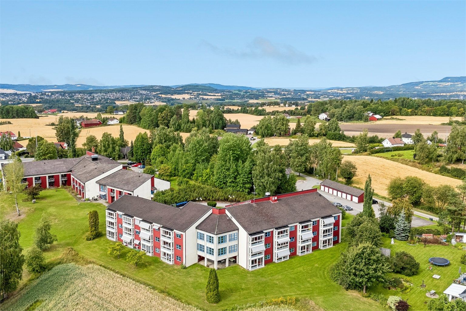 Leiligheten ligger i Kåtorpgrenda på Ridabu, et hyggelig og rolig boligområde med en fin kombinasjon av landlige omgivelser, boligbebyggelse og nærhet til natur.