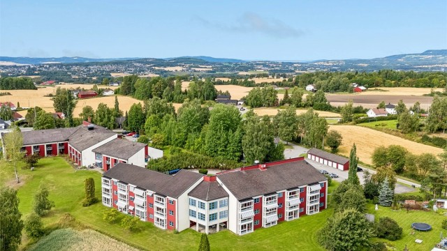 Leiligheten ligger i Kåtorpgrenda på Ridabu, et hyggelig og rolig boligområde med en fin kombinasjon av landlige omgivelser, boligbebyggelse og nærhet til natur.