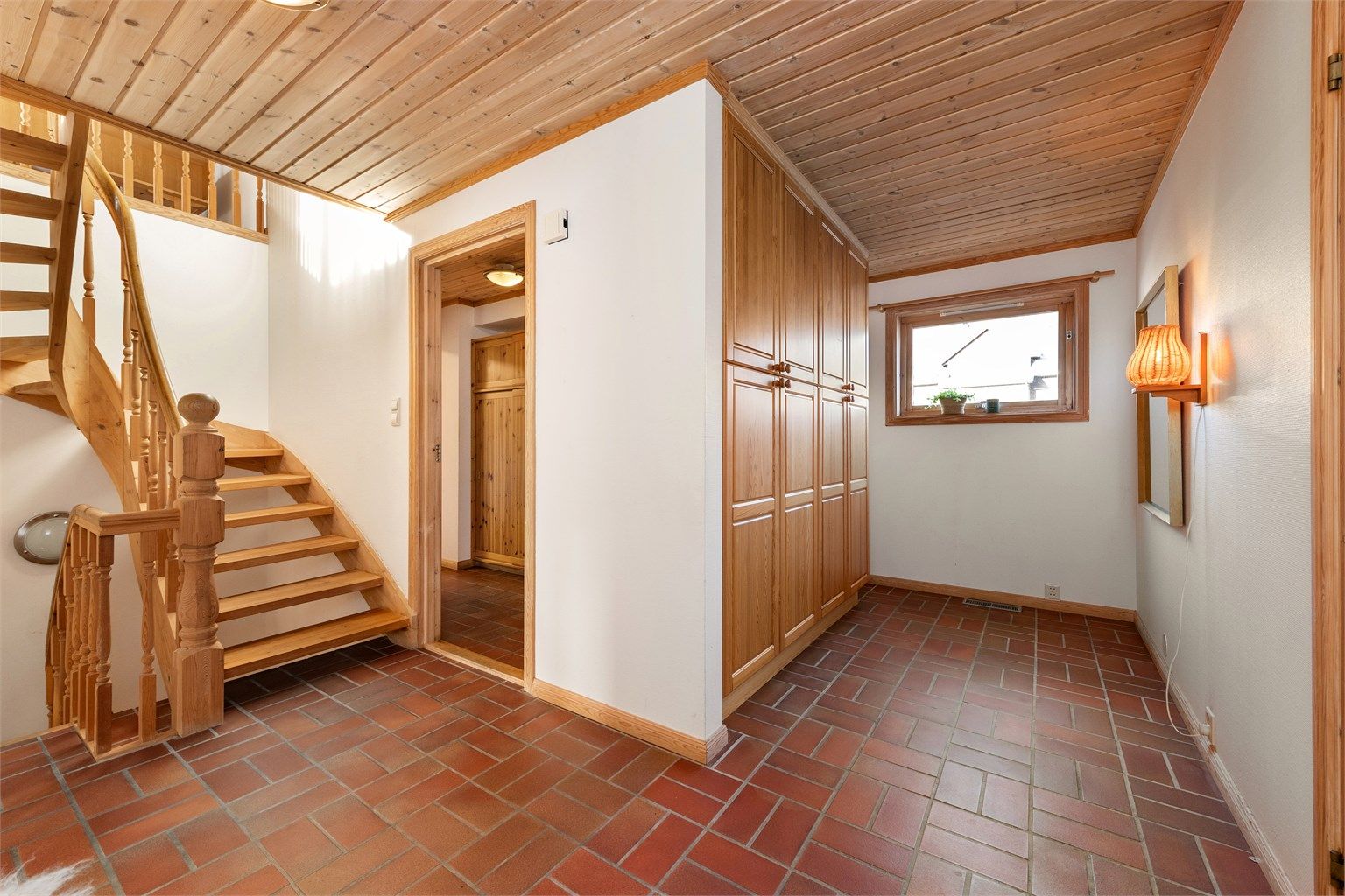 Flislagt hall/trapperom i 1. etasje  