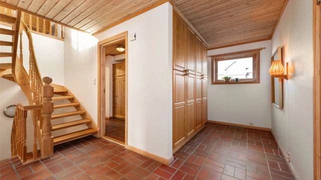 Flislagt hall/trapperom i 1. etasje