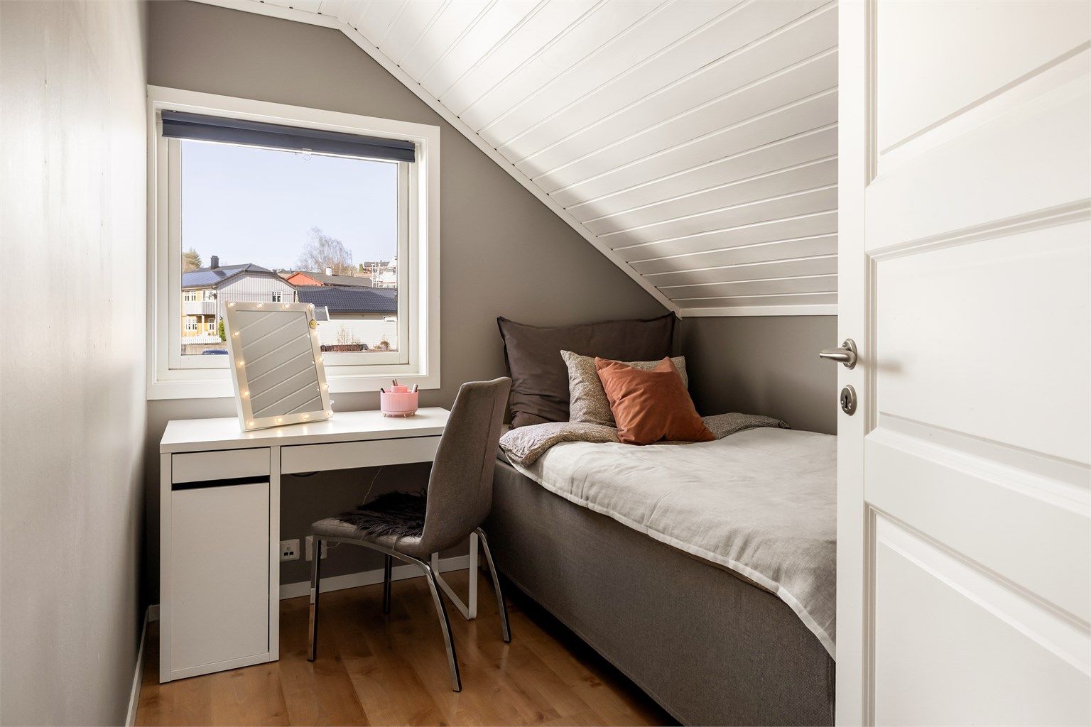 Et av soverommene i andre etasje, med plass til seng og skrivepult.