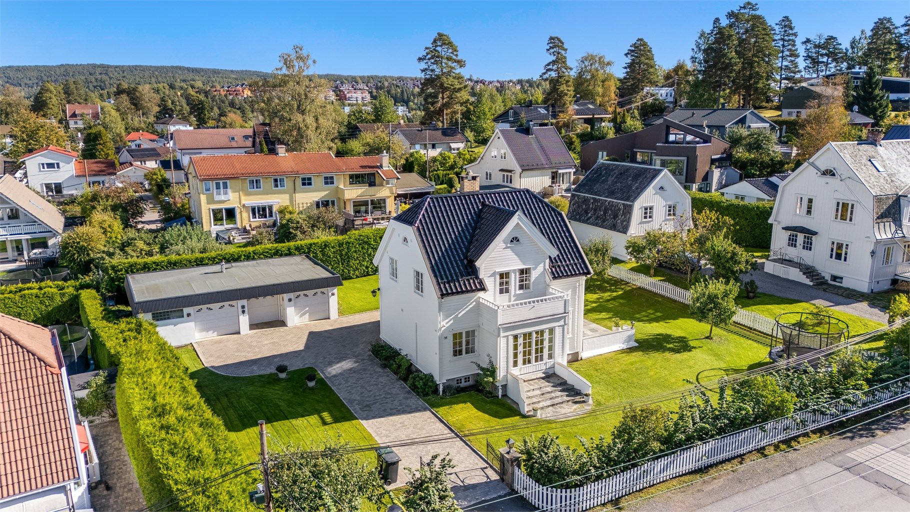 Munkerudveien 46 har en flott beliggenhet i et barnevennlig og trafikkskjermet villaområde sentralt på Nordstrand. Vestvendt og solrikt, med stor og flat tomt som er skjermet med hekk mot veien som også har lite gjennomfartstrafikk
