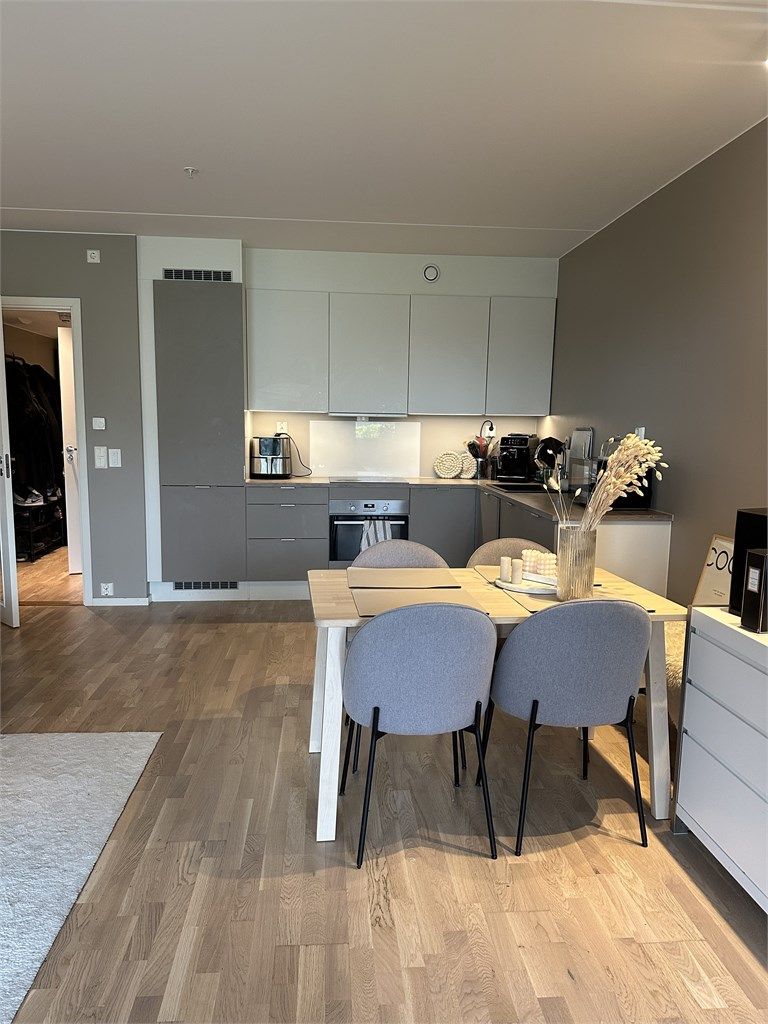 Ved kjøkkenet er det plass til spisegruppe. 