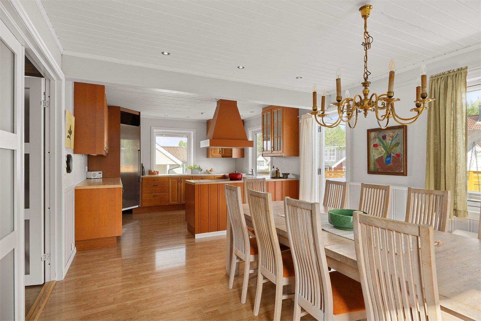 Fra spisestuen er det utgang til en stor terrasse på 54 m².