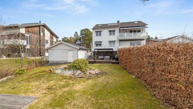 Velkommen til Steinhammerveien 15 med fantastisk utsikt og beliggenhet presentert av Hamdi Kaptan v/Krogsveen Nordstrand.