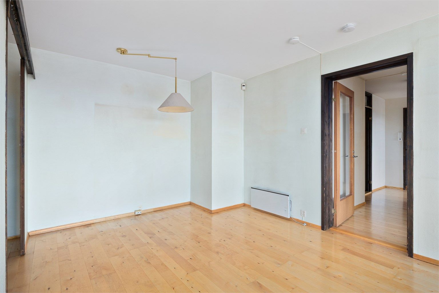 Ved kjøkkenet er det plass til f.eks. et spisebord, eller man kan flytte kjøkkenet nærmere terrassen og ha sofagruppe helt innerst