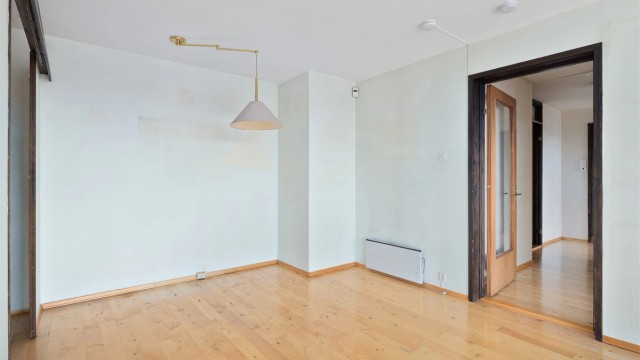 Ved kjøkkenet er det plass til f.eks. et spisebord, eller man kan flytte kjøkkenet nærmere terrassen og ha sofagruppe helt innerst