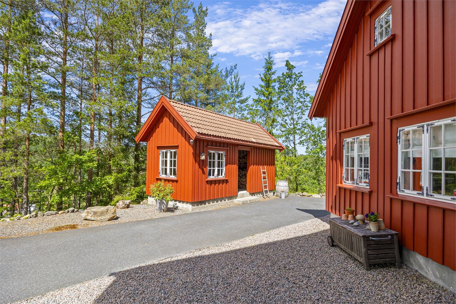 I tillegg til verkstedet finnes en praktisk redskapsbod på 15 m².