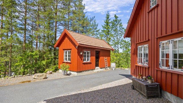 I tillegg til verkstedet finnes en praktisk redskapsbod på 15 m².