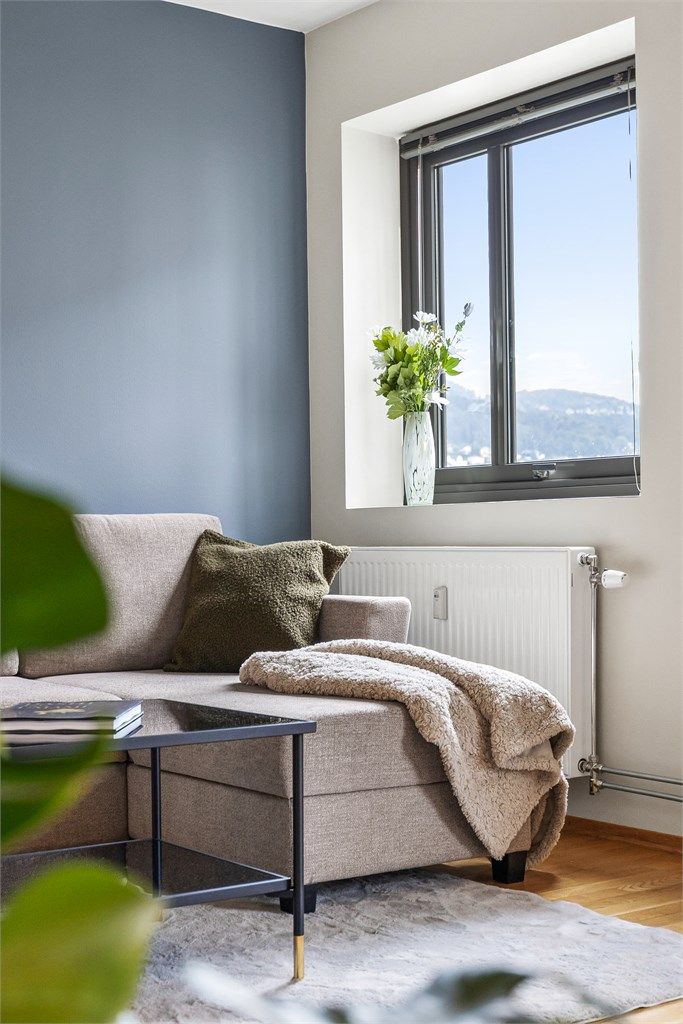 3-stavs parkett på gulv, malte vegger og malt himling i stue.
