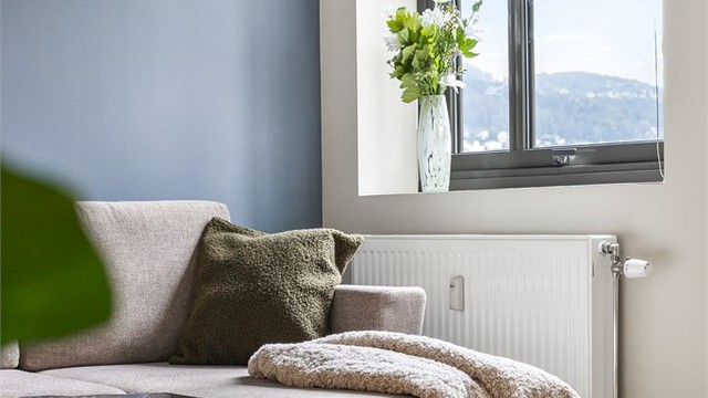 3-stavs parkett på gulv, malte vegger og malt himling i stue.
