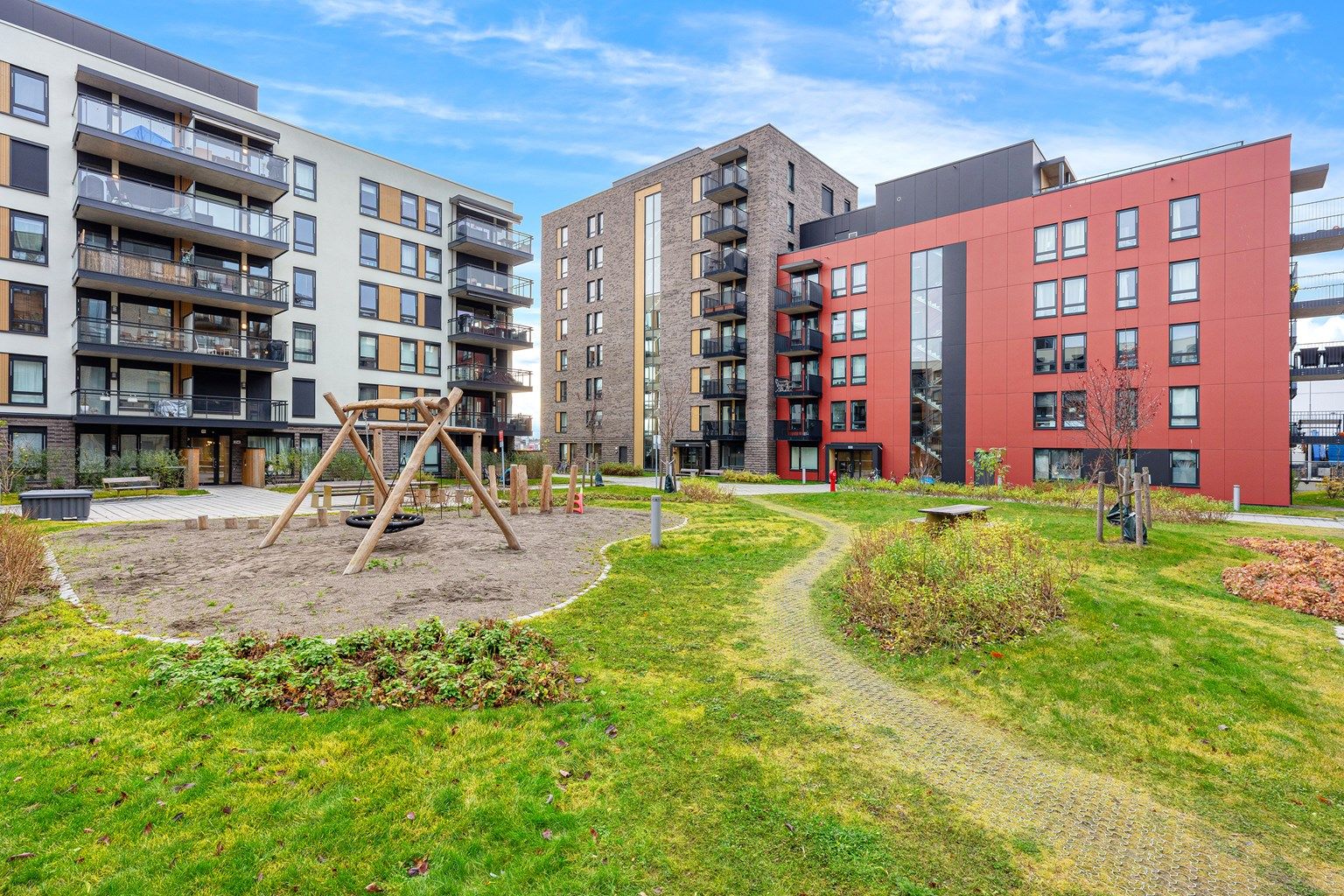 Eiendomsmegler Krogsveen/ Idriss Eliassy ønsker velkommen til Messeveien 202! Høvleriet borettslag stod klart i 2023 og har fine uteområder