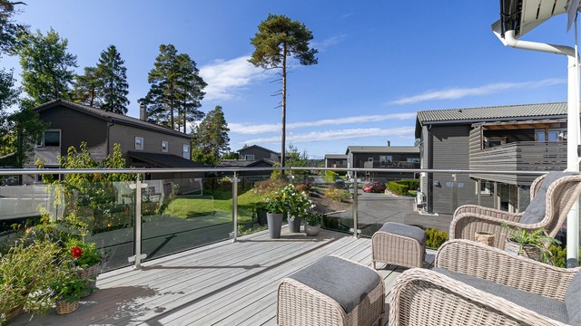 Terrasse utenfor kjøkkenet - Er utvidet uten ny søknad/godkjennelse hos kommune