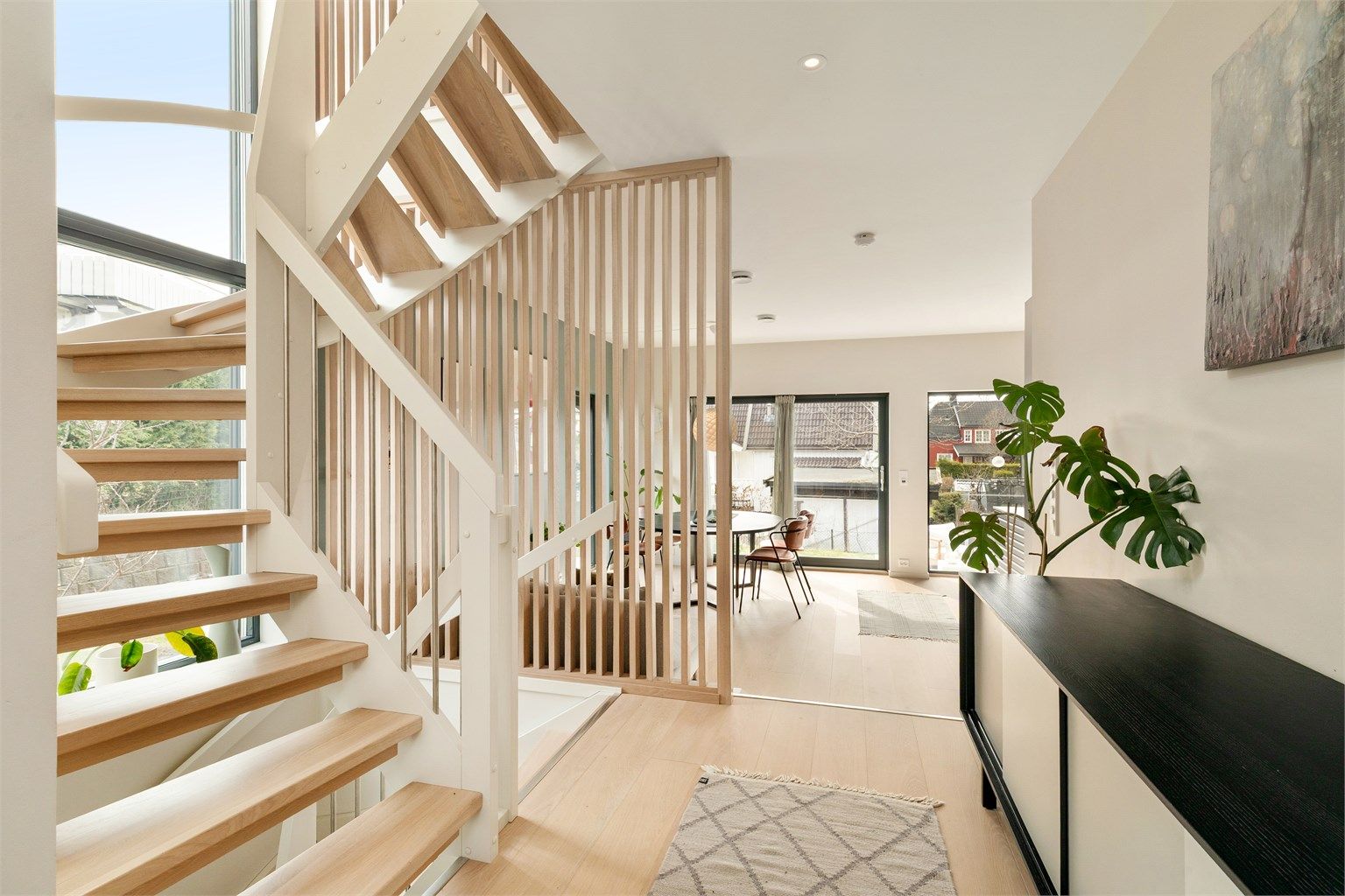 Godt med lysinnslipp fra de store vinduene