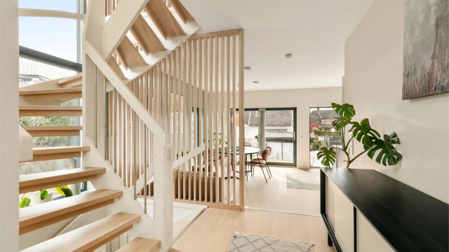 Godt med lysinnslipp fra de store vinduene