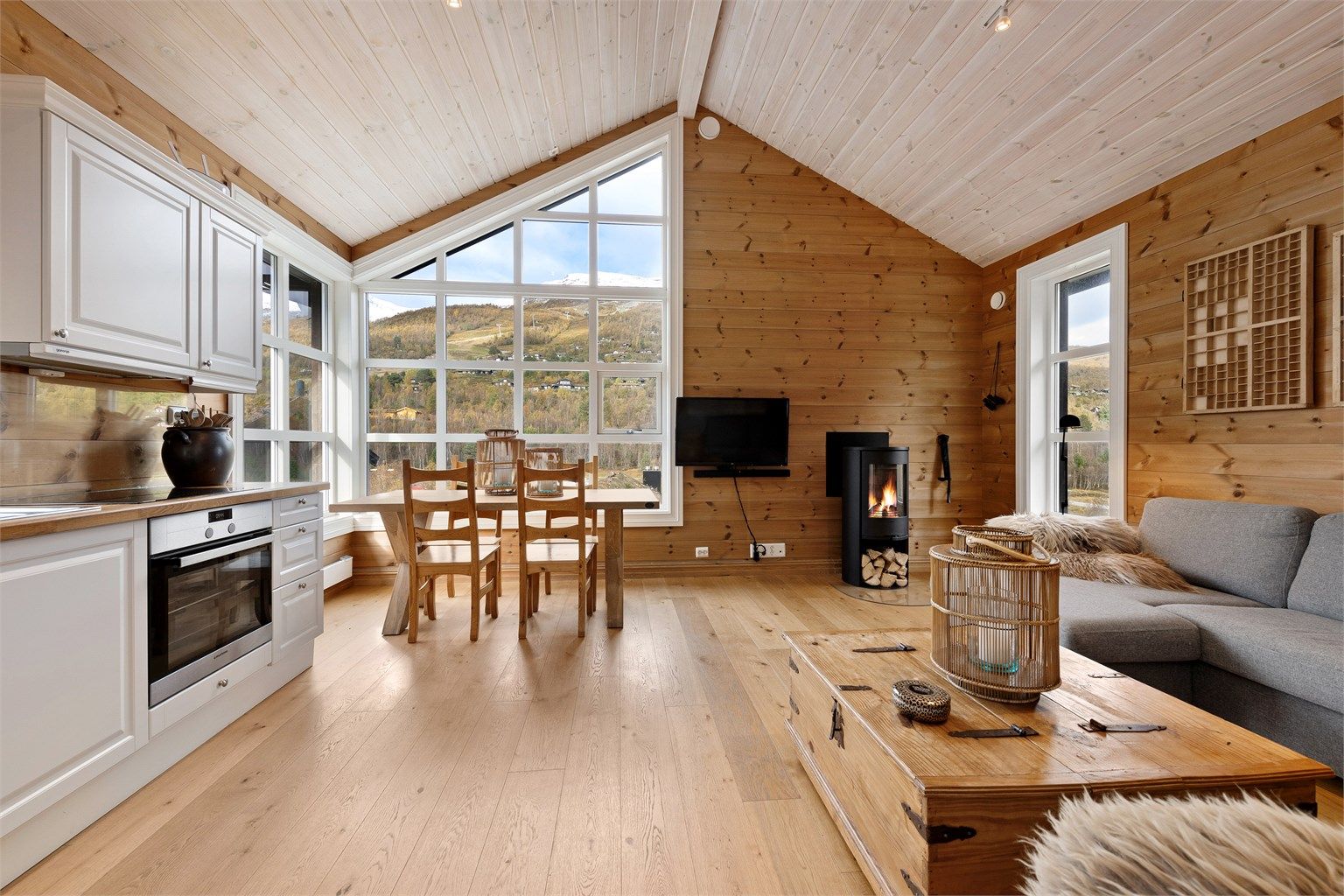 Krogsveen Sunnmøre v/Eiendomsmegler Elisabeth Skjold har gleden av å presentere en lys og gjennomført toppleilighet på Strandafjellet med 2 soverom og hems Garasjeplass. Veranda.