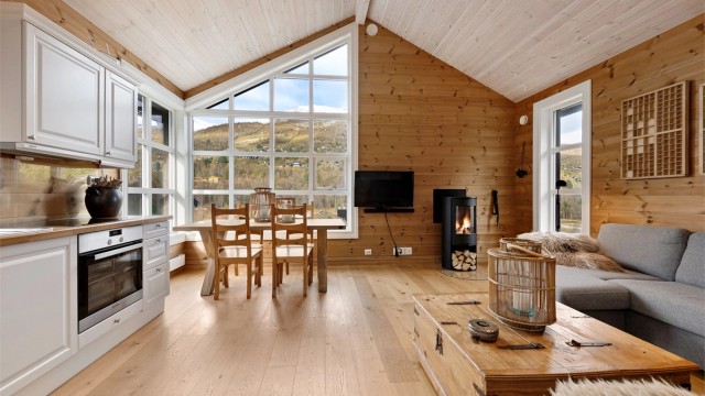 Krogsveen Sunnmøre v/Eiendomsmegler Elisabeth Skjold har gleden av å presentere en lys og gjennomført toppleilighet på Strandafjellet med 2 soverom og hems Garasjeplass. Veranda.