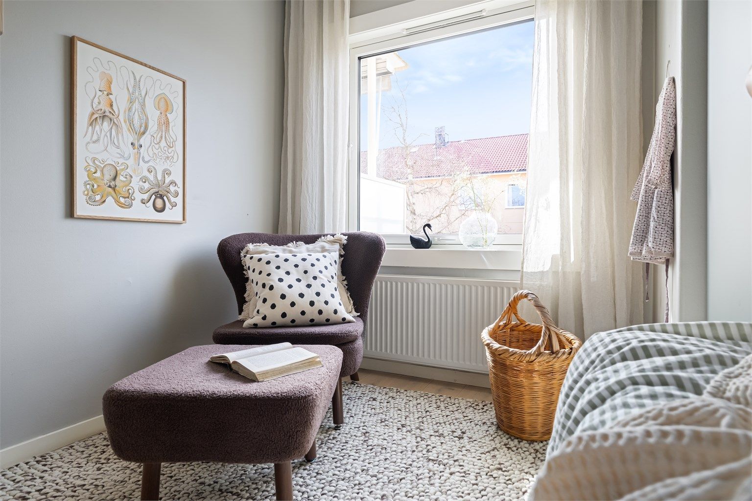 Godt med lysinnslipp fra stort vindu 