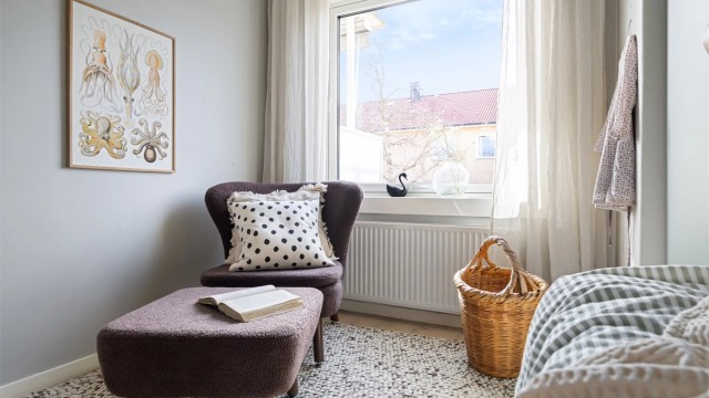 Godt med lysinnslipp fra stort vindu