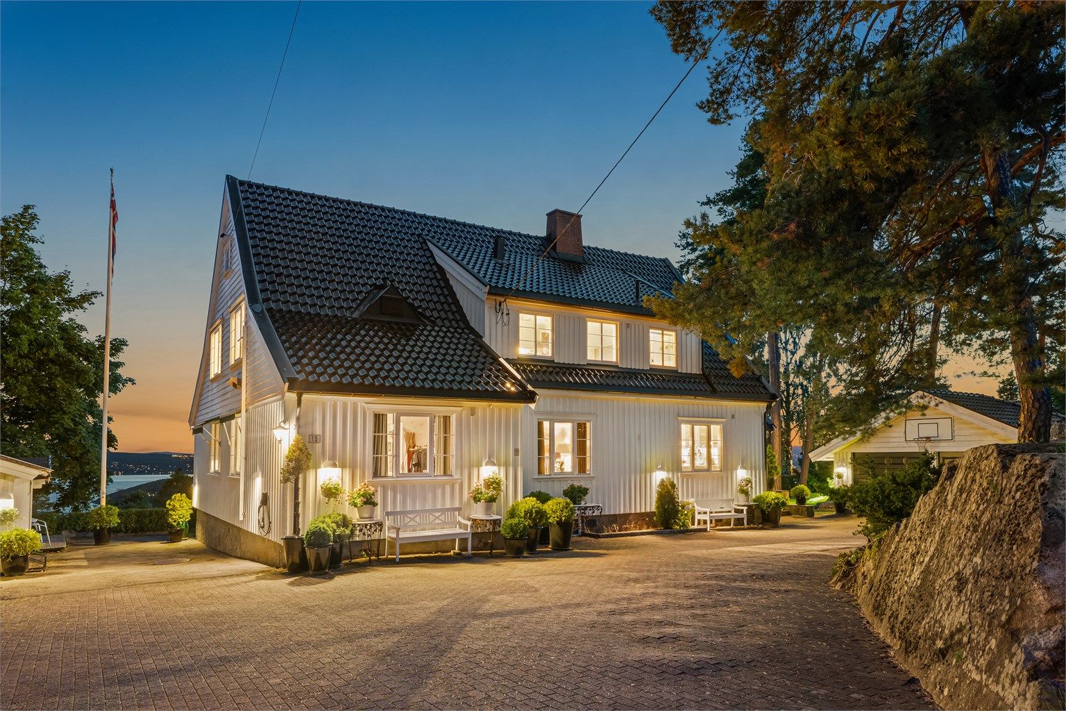 Velkommen til Cappelens vei 15 - Stor villa med flott beliggenhet | Fjordutsikt | Solrikt | Stor tomt | 3 garasjer