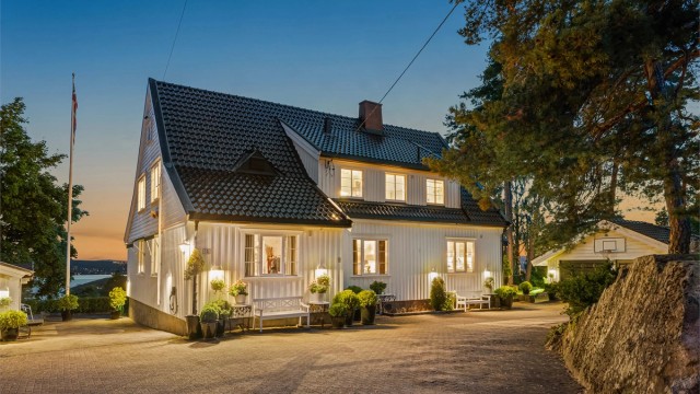 Velkommen til Cappelens vei 15 - Stor villa med flott beliggenhet | Fjordutsikt | Solrikt | Stor tomt | 3 garasjer