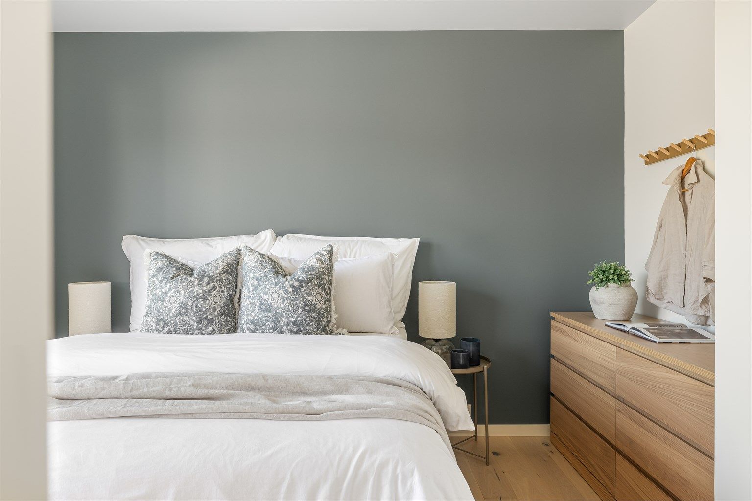 Rommet har god plass til dobbeltseng og oppbevaringsmøbler.