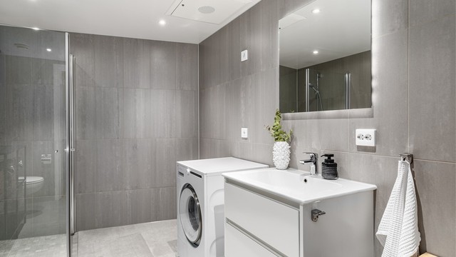 Badet er i utgangspunktet av generøs størrelse. Dusjdørene kan svinges inn om du vil maksimere den tilgjengelige gulvflaten.