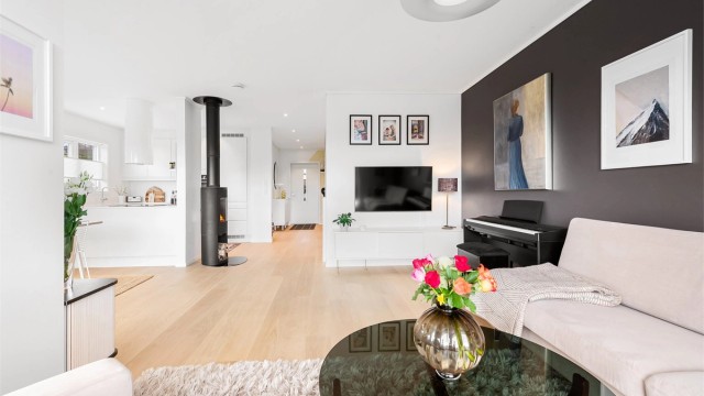 En moderne peisovn med glassdør gir en lun atmosfære på kjølige dager.