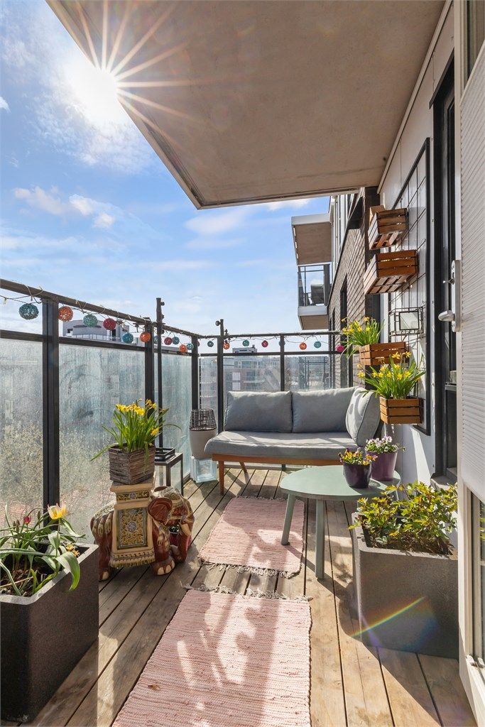 Flott balkong på 5 kvm med god plass til utemøblement og grill. Balkongen fungerer naturligvis fint som en forlengelse av stuen.