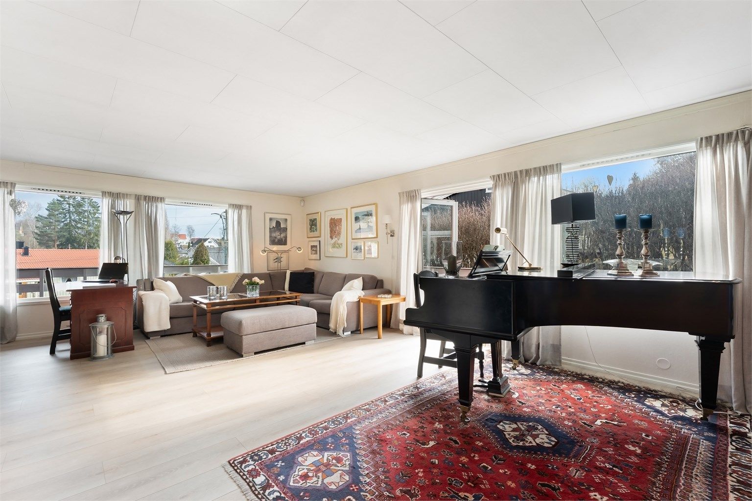 Stuen oppleves lys og luftig hvor det er enkelt å trives