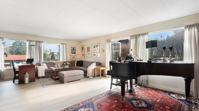 Stuen oppleves lys og luftig hvor det er enkelt å trives