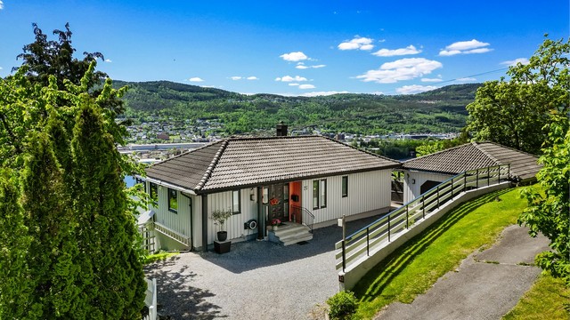 Garasjen har støpt dekke, leddport (2024) med elektrisk portåpner, el-billader (2022), innlagt strøm, belysning og lagringsloft med adkomst via luke.