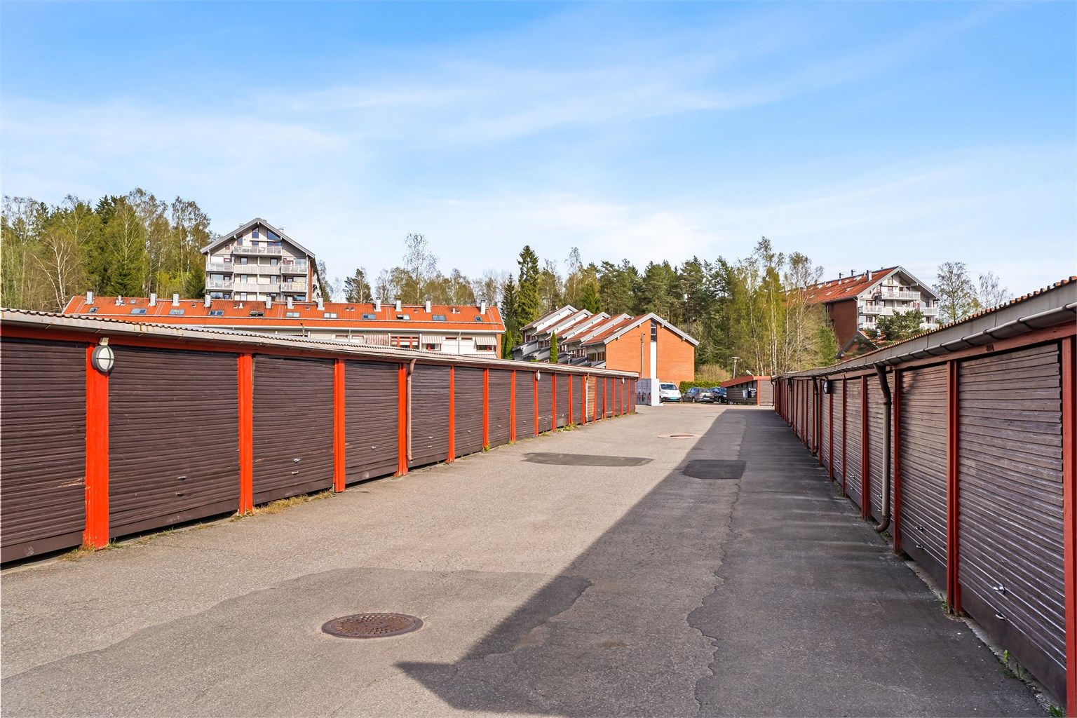 Borettslaget har 293 parkeringsplasser til fritt bruk - Mulighet for leie av garasje- eller biloppstillingsplass fra borettslaget se annonse.*