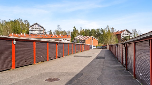 Borettslaget har 293 parkeringsplasser til fritt bruk - Mulighet for leie av garasje- eller biloppstillingsplass fra borettslaget se annonse.*