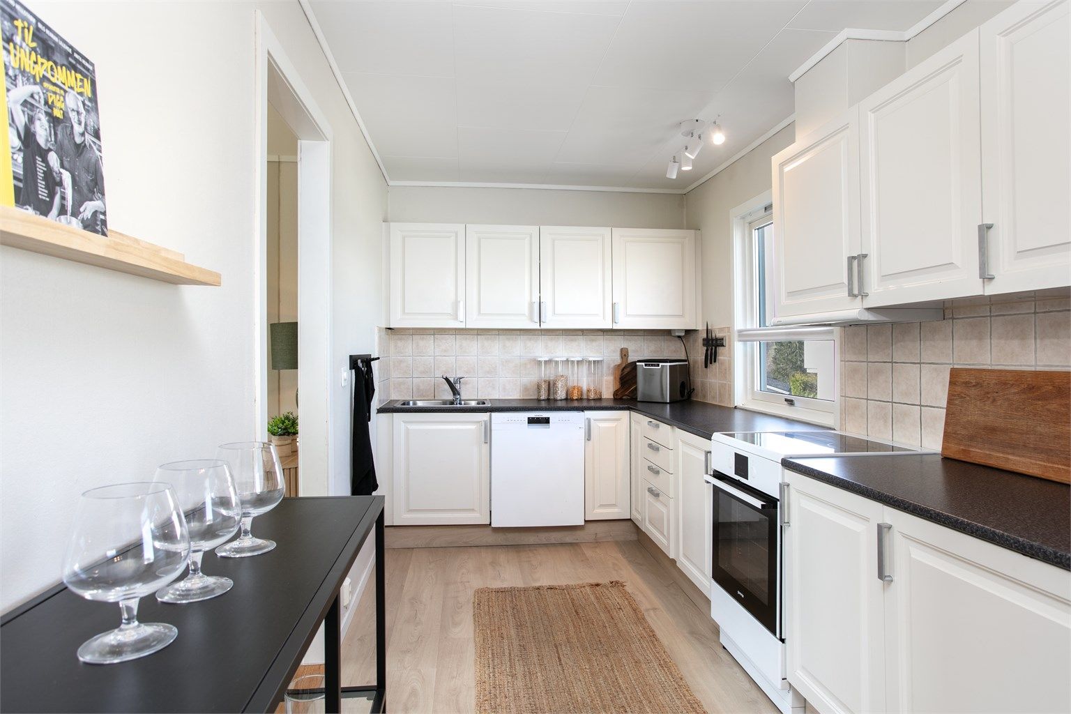 Praktisk kjøkken med godt med skap- og benkeplass. Gulvet ble skiftet som en del av nylige oppgraderinger.