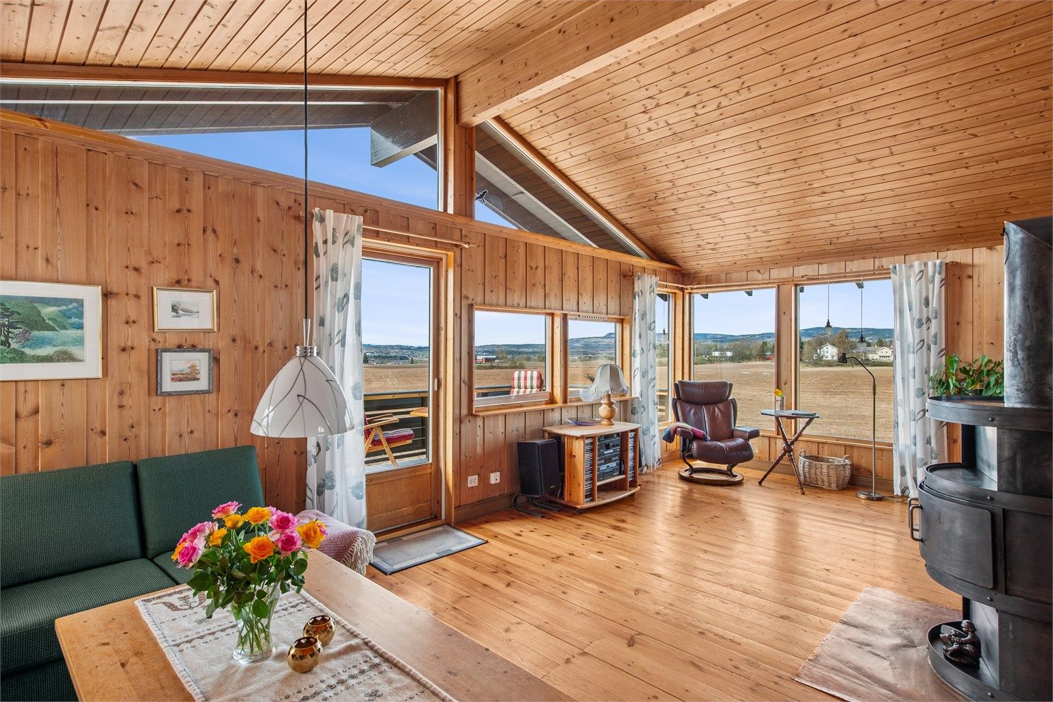 Stue med god takhøyde, utgang til balkong og flott utsikt mot kulturlandskapet. 