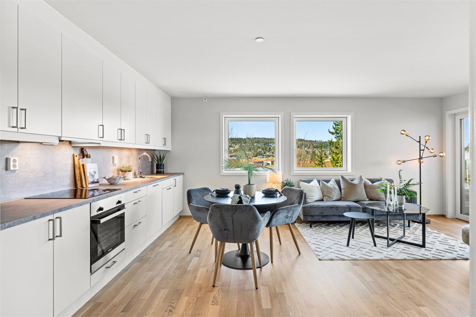 Kjøkkeninnredningen er levert av Sigdal, og det er behagelig gulvvarme i alle rom for jevn komfort.