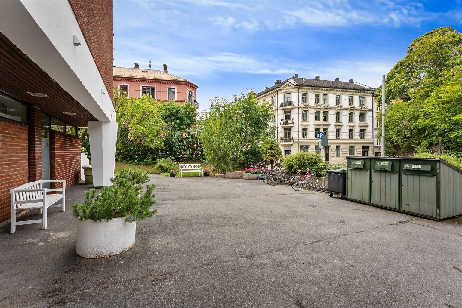 Felles sykkelparkering på sameiets tomt.