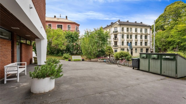 Felles sykkelparkering på sameiets tomt.