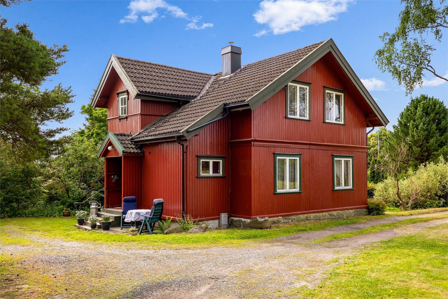 Dette er en eiendom som passer perfekt for deg som alltid har drømt om å drive småbruk, men samtidig ønsker en sentral beliggenhet med enkel tilgang til det du trenger i hverdagen.