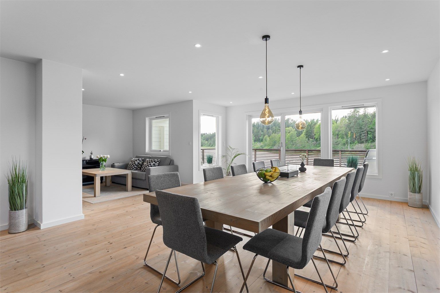 Fin og lys stue med heltregulv og downlights i himlingen. Foto: Ole Thorgeir Solheim Thoresen