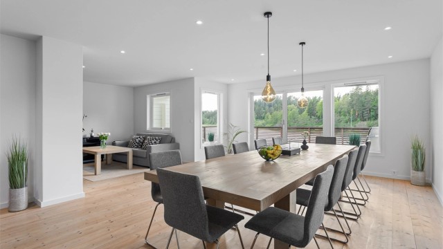 Fin og lys stue med heltregulv og downlights i himlingen. Foto: Ole Thorgeir Solheim Thoresen