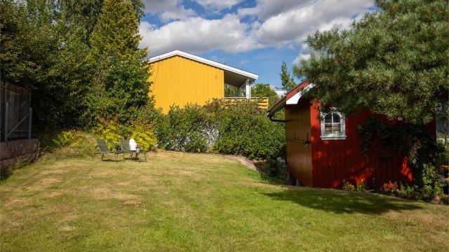 Nydelig hage med beplantinger og god plass til lek for barna.