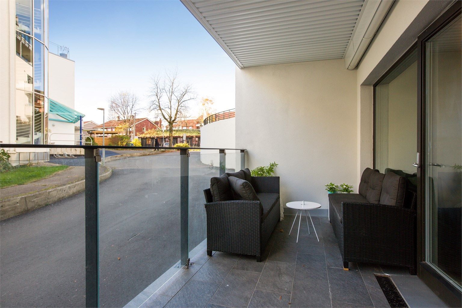 Meget romslig balkong med utgang fra stuen.