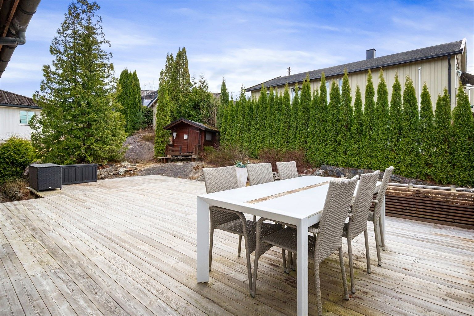I tillegg til den store balkongen er det en frittliggende terrasse på ca. 31 m².