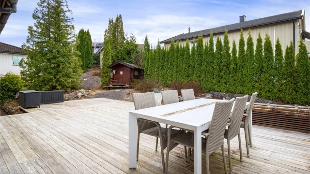 I tillegg til den store balkongen er det en frittliggende terrasse på ca. 31 m².