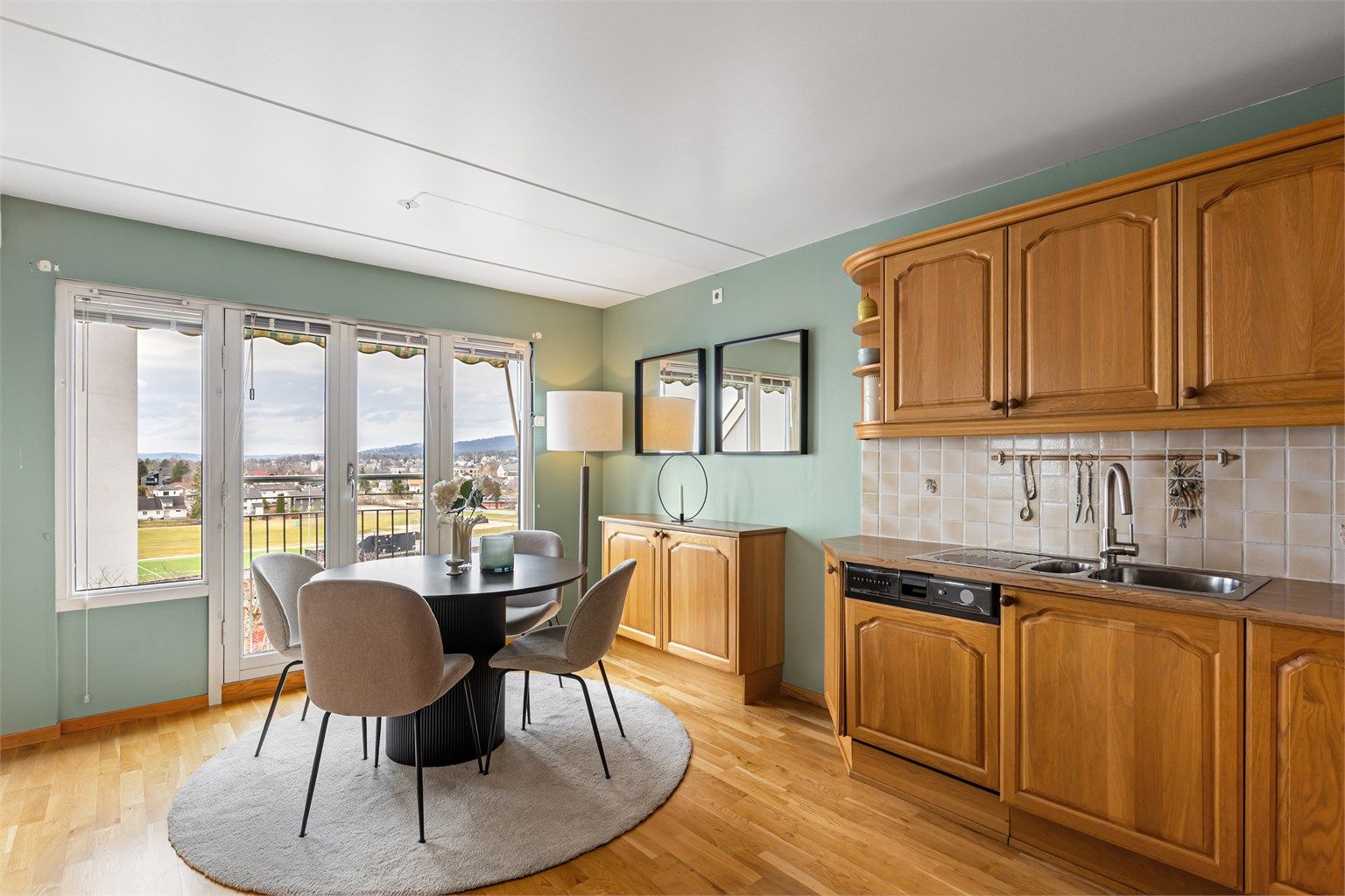 Kjøkkenet har god plass til et spisebord foran den franske balkongen