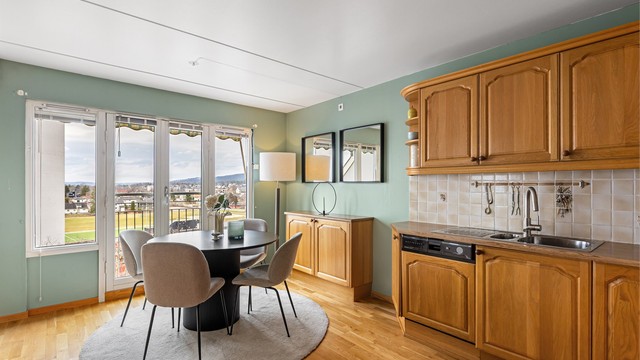 Kjøkkenet har god plass til et spisebord foran den franske balkongen